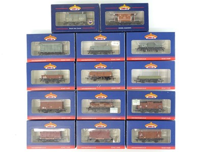 Lot 249 - A group of mixed OO Gauge wagons by BACHMANN -...