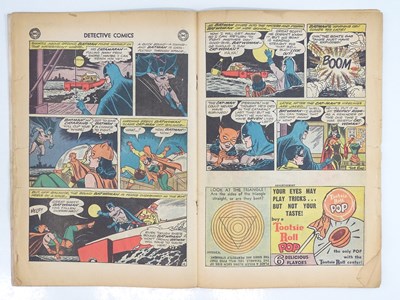 Lot 13 - DETECTIVE COMICS: BATMAN #318 - (1963 - DC -...