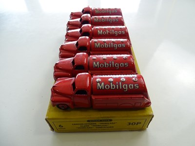 Lot 39 - A DINKY 30P Mobilgas Tanker trade box complete...