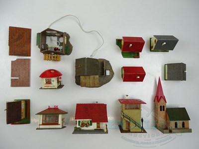 Lot 109 - A small group of vintage plastic HO gauge kit...