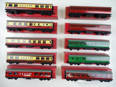 Lot 162 - A group of HORNBY DUBLO OO gauge 2-rail...