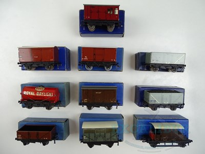 Lot 164 - A group of HORNBY DUBLO mixed OO gauge 3-rail...