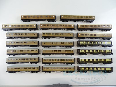 Lot 295 - A large quantity of OO gauge passenger coaches...
