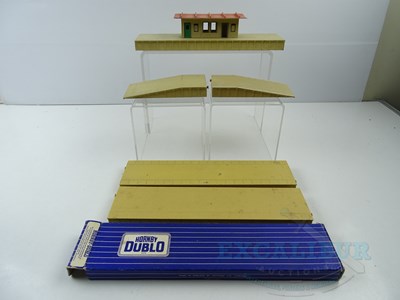 Lot 505 - A set of HORNBY DUBLO OO gauge island platform...