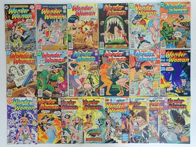 Lot 219 - WONDER WOMAN (20 in Lot) - (1976/1981 - DC) -...
