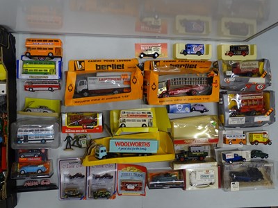 Lot 105 - A large tray of mixed diecast toys - some...