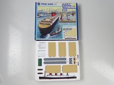 Lot 118 - A TRI-ANG MINIC SHIPS M902 Ocean Terminal Set -...