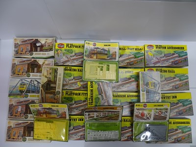 Lot 176 - A large quantity of OO scale kits by AIRFIX -...