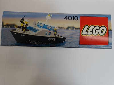 Lot 183 - A small group of vintage 1980s LEGO sets to...