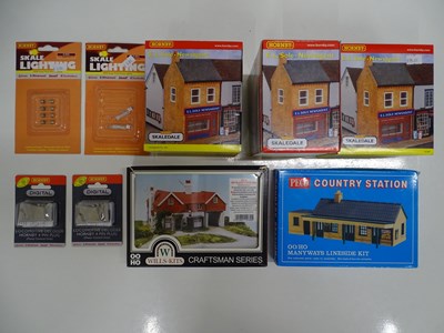 Lot 414 - A mixed group of OO gauge accessories by...