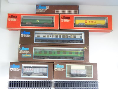 Lot 546 - A group of LIMA O gauge rolling stock...