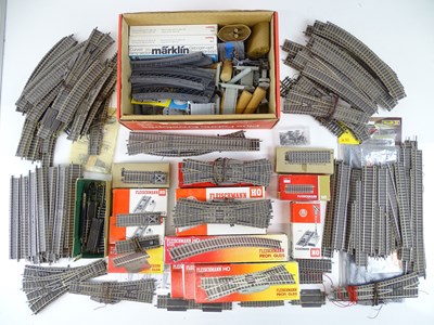 Lot 179 - A large quantity of mostly HO Gauge...