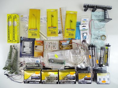 Lot 185 - A mixed group of HO Gauge electrical...