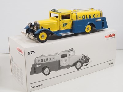 Lot 146 - A MARKLIN 19042 tinplate clockwork vintage...