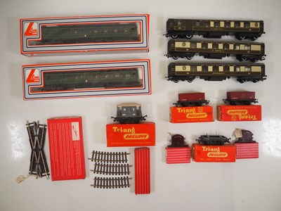 Lot 423 - A mixed group of OO gauge rolling stock and...