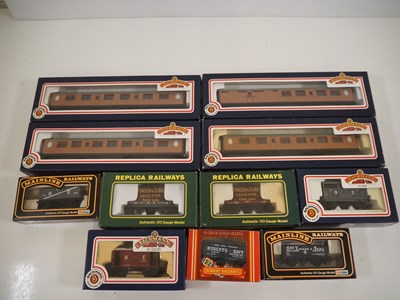 Lot 424 - A mixed group of OO gauge rolling stock by...