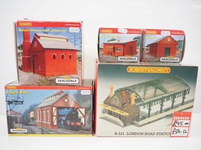 Lot 501 - A group of HORNBY OO gauge Skaledale buildings...