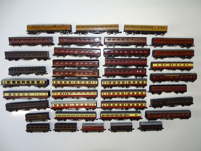 Lot 40 - A large quantity of N Gauge passenger coaches...