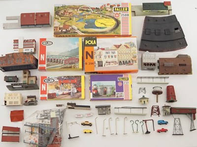 Lot 117 - A large group of N gauge model railway...
