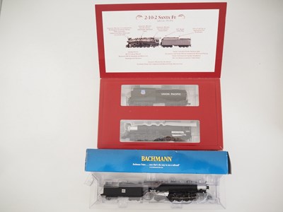 Lot 146 - A pair of HO gauge American outline steam...