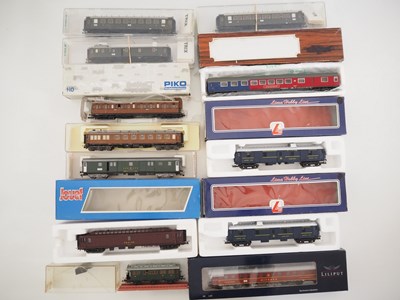 Lot 176 - A group of HO gauge European outline passenger...