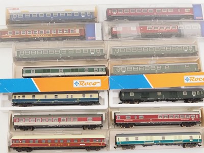 Lot 184 - A group of HO gauge German outline bogie...