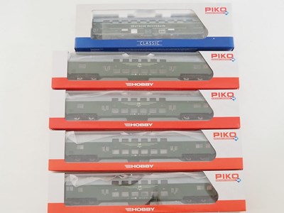 Lot 207 - A group of PIKO HO gauge East German outline...
