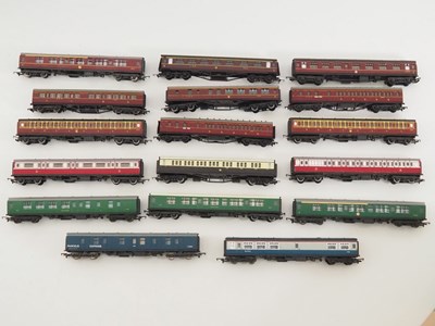 Lot 597 - A large quantity of unboxed OO gauge passenger...