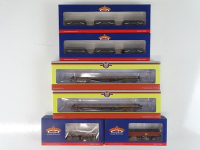 Lot 536 - A mixed group of wagons by BACHMANN and OXFORD...