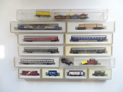 Lot 11 - A group of mostly boxed Z gauge rolling stock...