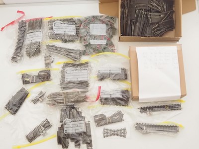 Lot 572 - A very large quantity of unboxed HORNBY DUBLO...