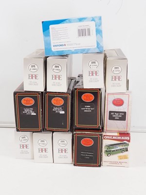 Lot 58 - A group of boxed and unboxed 1:76 scale buses...