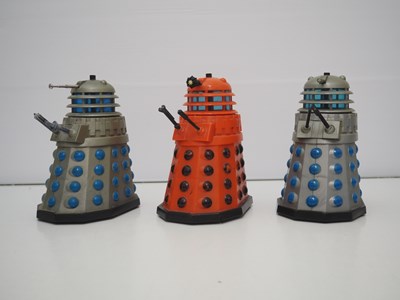 Lot 206 - A group of Dr Who memorabilia comprising 3x...