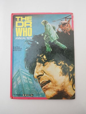 Lot 206 - A group of Dr Who memorabilia comprising 3x...