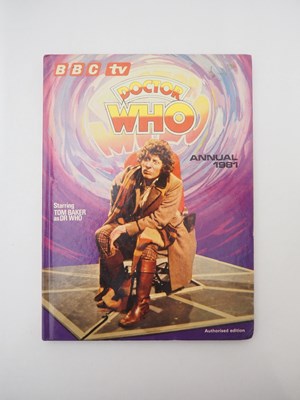 Lot 206 - A group of Dr Who memorabilia comprising 3x...