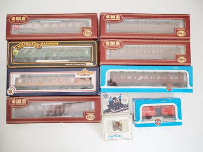 Lot 425 - A group of OO gauge passenger coaches by...
