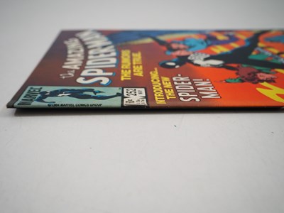 Lot 12 - AMAZING SPIDER-MAN #252 - (1984 - MARVEL) -...