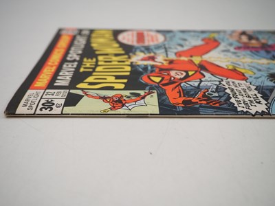 Lot 44 - MARVEL SPOTLIGHT: SPIDER-WOMAN #32 (1977 -...