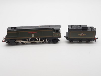 Lot 584 - A WRENN OO gauge W2265 streamlined Bulleid...