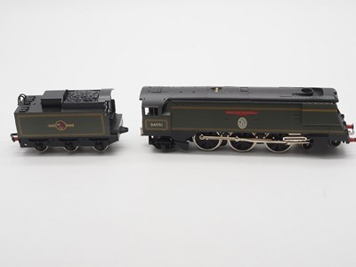 Lot 584 - A WRENN OO gauge W2265 streamlined Bulleid...