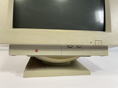 Lot 516 - APPLE COMPUTERS - A 1994 Apple Macintosh...