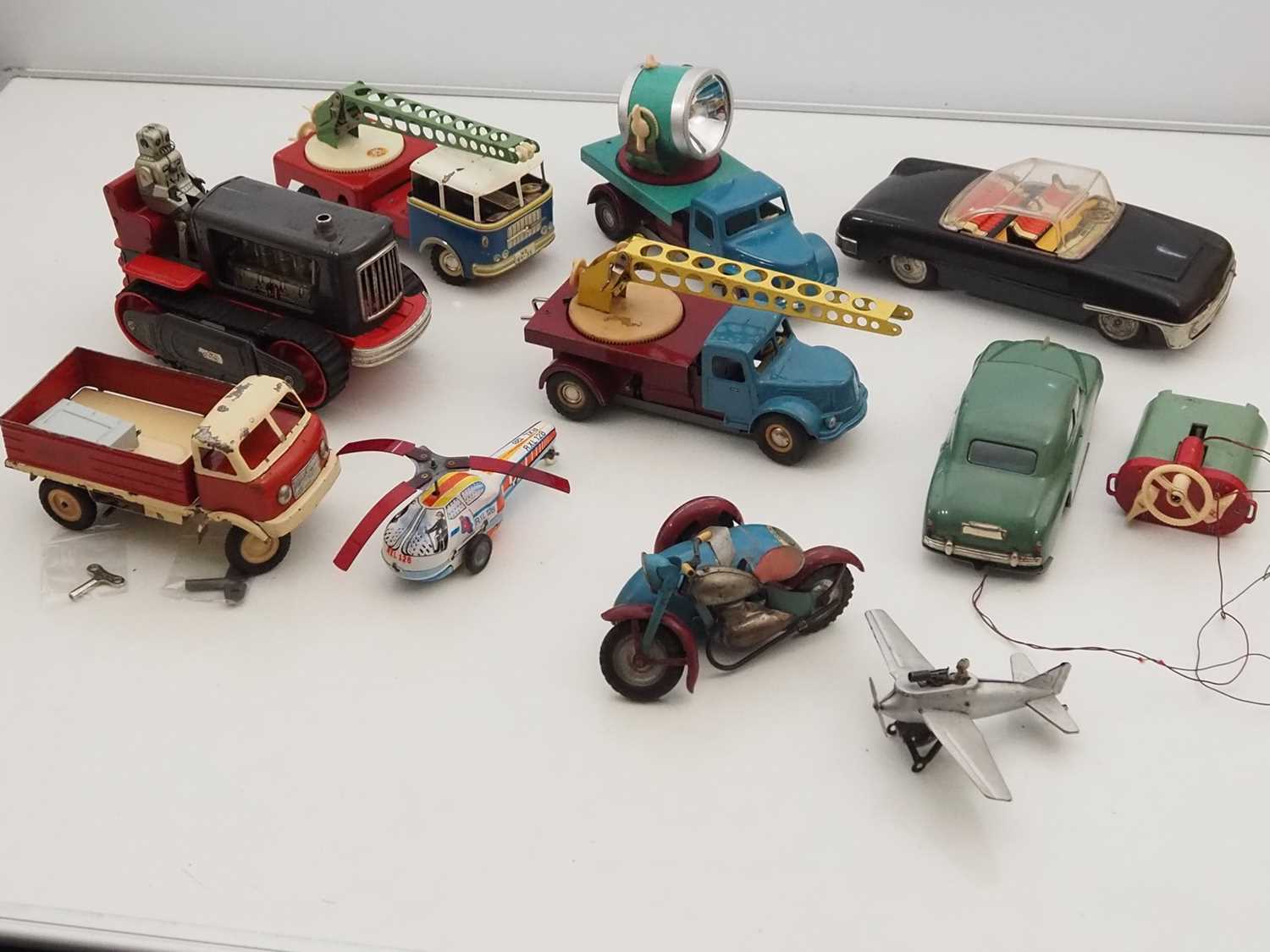 Lot 200 - A group of vintage tinplate clockwork and...