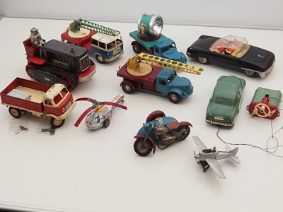 Lot 200 - A group of vintage tinplate clockwork and...