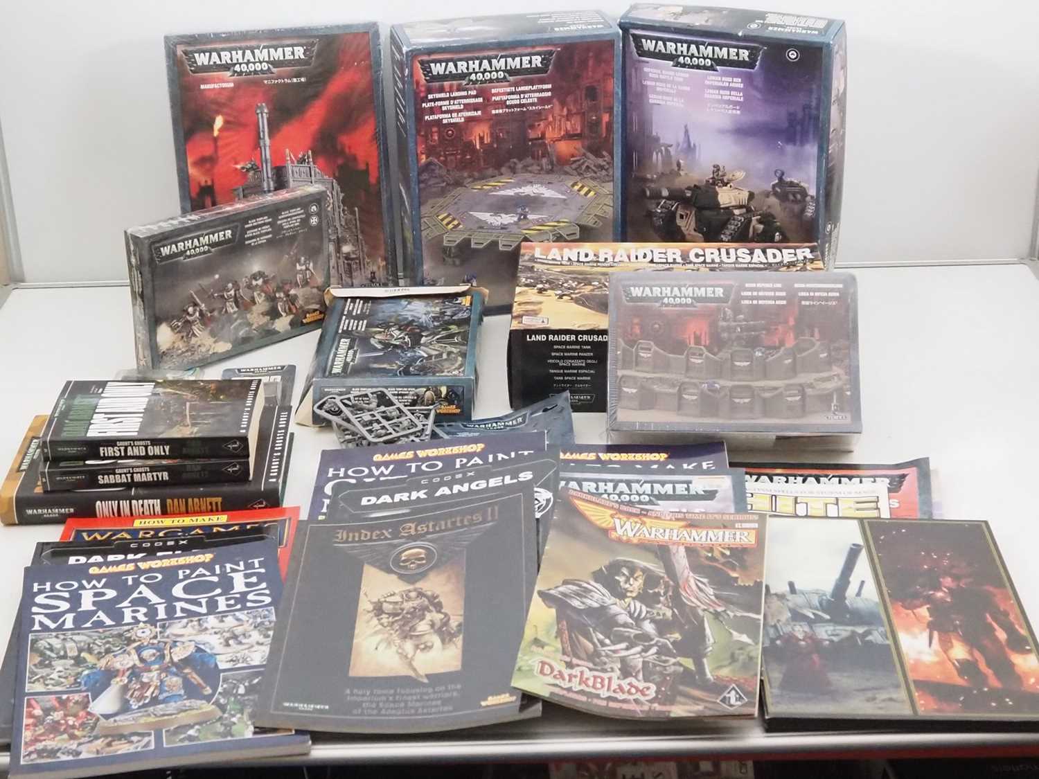 Lot 216 - A crate of Warhammer 40000 sets and...