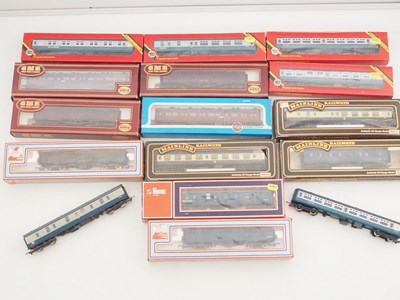 Lot 404 - A group of mostly boxed OO gauge passenger...