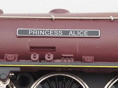 Lot 500 - A WRENN OO gauge W2401 limited edition Duchess...