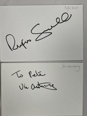 Lot 405 - A large quantity of autograph cards signed by...