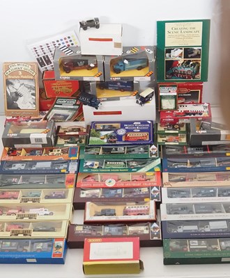 Lot 32 - A mixed group of modern diecast cars, lorries...
