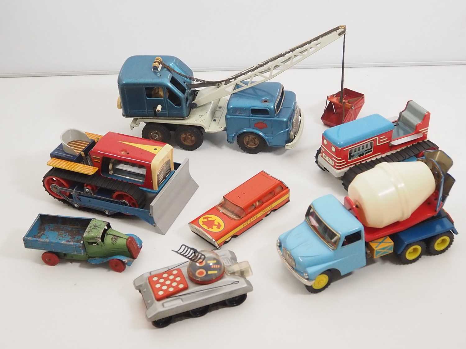 Lot 224 - A tray of vintage tinplate and plastic toys...