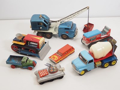 Lot 224 - A tray of vintage tinplate and plastic toys...